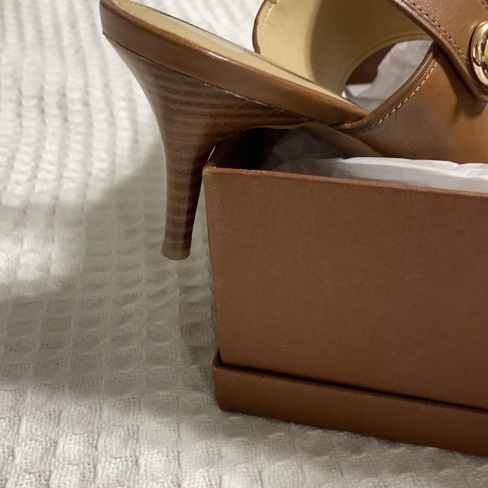Coach light brown leather sandals. - Picture 4 of 5